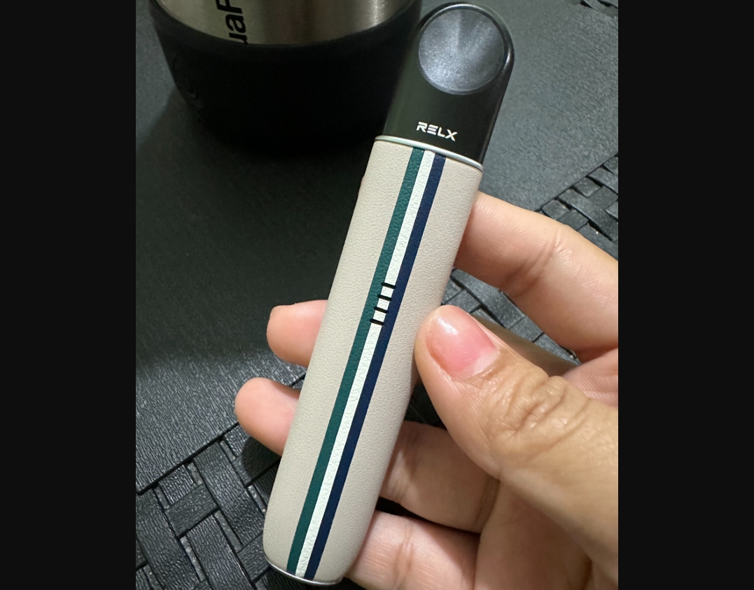 RELX Infinity Plus Artisan Vape Device: أناقة بولو سترايب تلتقي بأحدث ابتكارات التبخير في قطر ٢٠٢٥